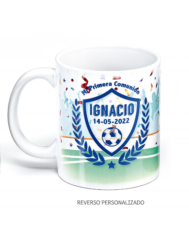 Taza de desayuno para detalle de comunión de niño jugando al fútbol