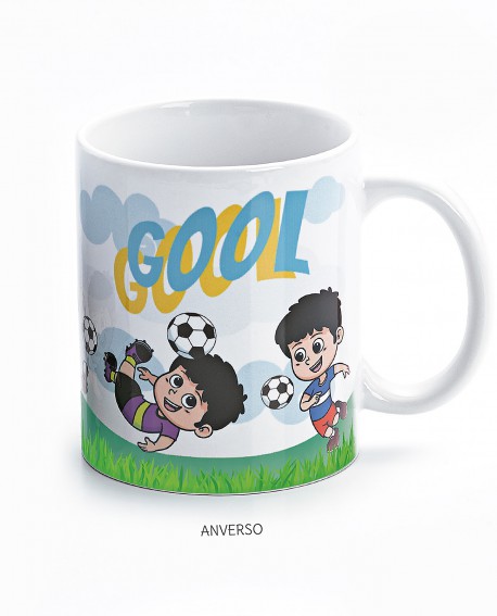 Taza para detalle de comunión de divertidos niños jugando al fútbol