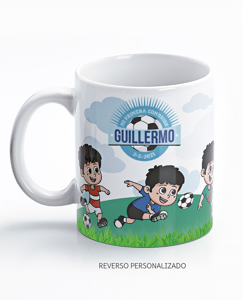 Taza de desayuno para detalle de comunión de niño jugando al fútbol