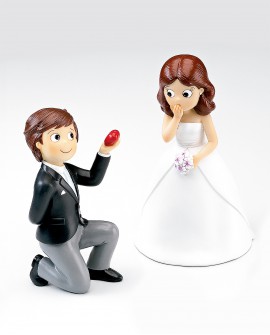 Figura de tarta novios entregando el corazón con referencia DOP-2407 y un precio de 27,05 € de la sección figura de tarta de ...