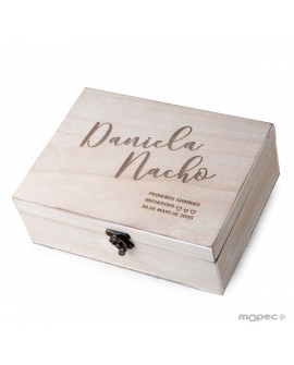 Cofre de madera personalizado con nombres.