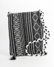 Bolso artesanal tipo alforja - Modelo en blanco y negro - Doble bolsillo con flecos con referencia FAL- bolso alforja al negr...
