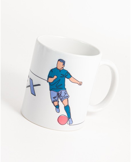 Taza personalizada con el nombre de cada invitado y dibujo de fútbol.