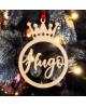 Colgante navideño con corona en madera personalizable con nombre.