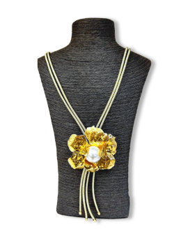 Colgante dorado con perla y cadena de hilo con referencia PAR- colgante flor perla y un precio de 25,00 € de la sección bisut...