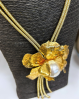 Colgante dorado con perla y cadena de hilo con referencia PAR- colgante flor perla y un precio de 25,00 € de la sección bisut...