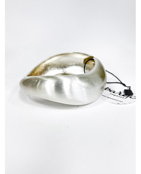 Brazalete ancho plateado satinado con referencia PAR -BRAZ ancho p y un precio de 15,00 € de la sección bisutería mujer