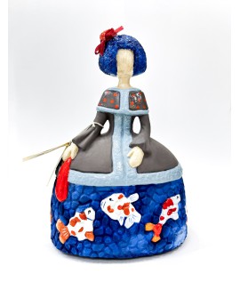 Menina azul con peces koi – figura decorada a mano con referencia PAR- Menina Koi y un precio de 75,00 € de la sección Figura...