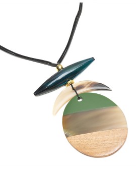Collar largo con piezas en madera, asta y resina verde con referencia TAN-04370278 y un precio de 18,10 € de la sección bisut...
