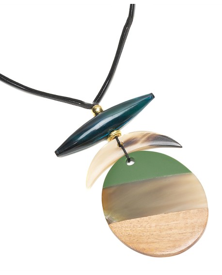 Collar largo con piezas en madera, asta y resina verde con referencia TAN-04370278 y un precio de 18,10 € de la sección bisut...