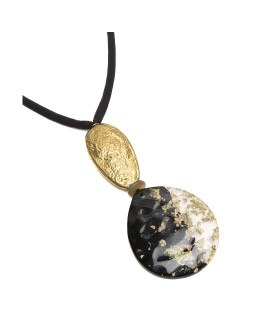 Collar largo ajustable con colgante en resina negra y dorada con referencia TAN-04370299/1 y un precio de 18,10 € de la secci...