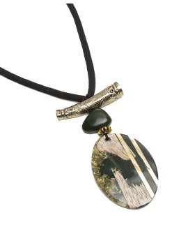 Collar largo verde con colgante de madera y resina con dorado con referencia TAN-04370301 y un precio de 18,10 € de la secció...
