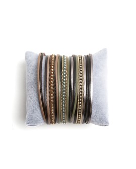 Pulsera multilíneas con tachuelas y cierre imán con referencia TAN-06284939 y un precio de 11,25 € de la sección bisutería mujer