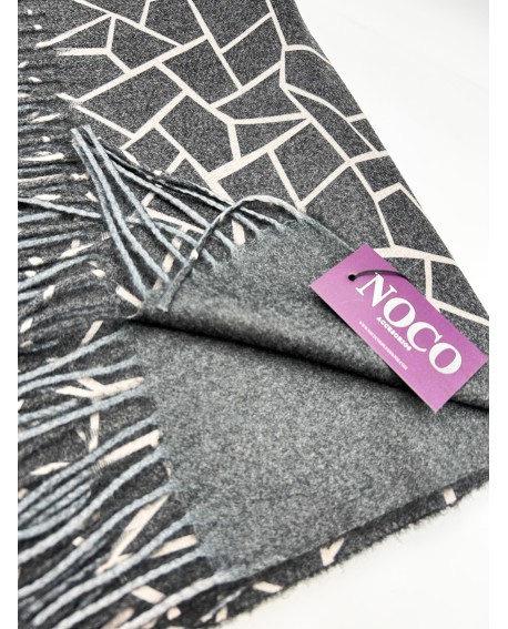 Pashmina reversible fisuras negra – Noco Complementos con referencia NOC-P25225N y un precio de 21,50 € de la sección Pañuelo...