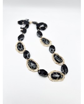 Collar negro con piezas doradas irregulares – Touche con referencia TOU-piedras negras y un precio de 35,00 € de la sección b...