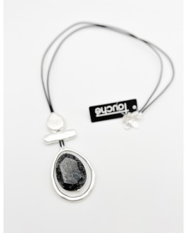 Collar negro con colgante plateado irregular – Touche con referencia TOU-piedra negra y un precio de 31,50 € de la sección bi...