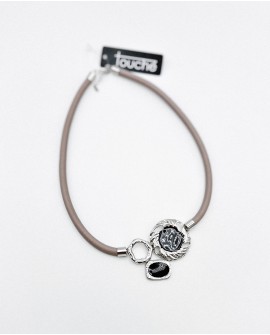 Collar corto topo con colgantes plateados – Touche con referencia TOU-caucho y un precio de 24,25 € de la sección bisutería m...