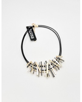 Gargantilla negra y gris con barras doradas – Touche con referencia TOU- garg. abstracto negro y un precio de 36,00 € de la s...