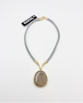 Gargantilla gris con colgante marrón y dorado – Touche con referencia TOU- garg. medallón y un precio de 31,50 € de la secció...