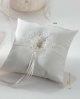 Cojín con cenefa y flor para alianzas. con referencia DOP-1320 y un precio de 12,76 € de la sección Detalles para bodas